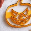 Halloween pumpkin face cookie cutter and stamp with embossed fondant result (1) Pumpkin face fondant decoration made with Halloween cutter and stamp