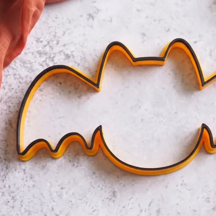 halloween-bat-cookie-cutter (2) Large Halloween bat cookie cutter with bat-shaped fondant decoration