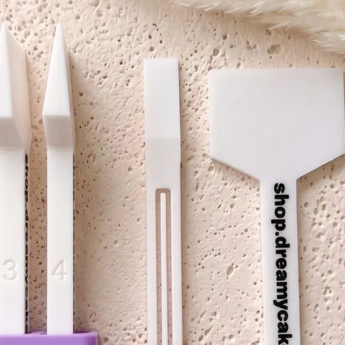 personalised-cake-scraper-set-holder (2) Personalised Cake Decorating Scraper Set with Holder | 5 Piece Two-Tone Set